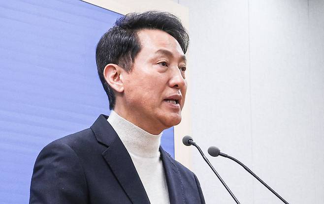오세훈 서울시장이 17일 오후 서울시청에서 공천 신청에 대한 입장 발표를 하고 있다. 김경록 기자