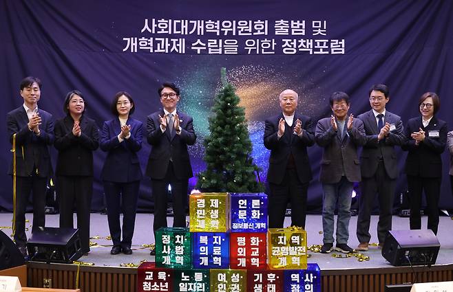 국무총리 직속 사회대개혁위원회가 최근 ‘윤석열 정부 언론장악 진상규명 특별법 제정’을 긴급실행과제로 선정했다. 사진은 지난해 12월15일 서울 영등포구 국회박물관에서 열린 사회대개혁위원회 출범식. /뉴시스