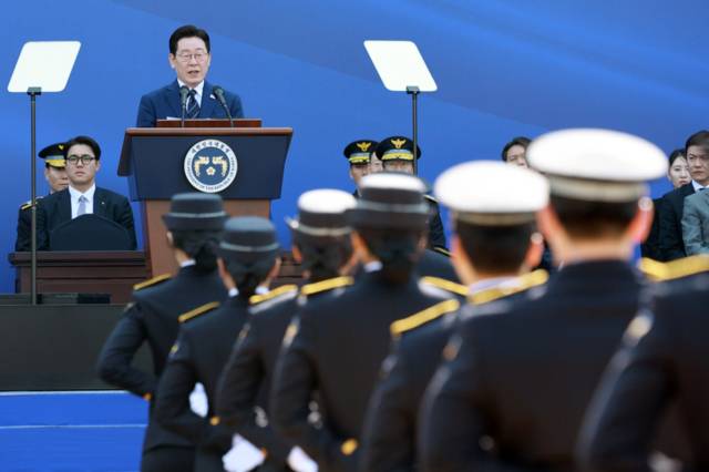 ▲ 이재명 대통령이 17일 충남 아산 경찰대학에서 열린 2026년 신임 경위·경감 임용식에서 축사하고 있다. 연합뉴스