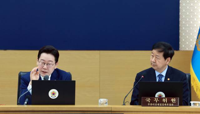 ▲ 이재명 대통령이 17일 정부세종청사에서 열린 국무회의에서 발언하고 있다. 오른쪽은 구윤철 부총리 겸 재정경제부 장관. 연합뉴스