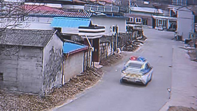 피해자의 신고를 접수한 뒤 현장으로 출동한 경찰. (CCTV 화면)