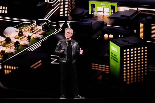 젠슨 황 엔비디아 최고경영자(CEO)가 16일(현지시간) 미국 새너제이에서 열린 GTC2026 중 인공지능(AI) 시장을 전망하고 있다. AP연합뉴스