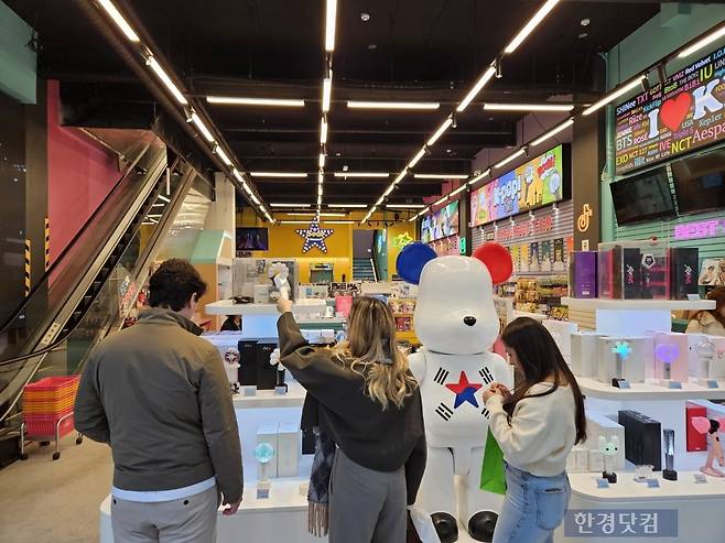 지난 16일 오후 5시경 서울 중구 명동의 한 케이팝 굿즈숍(기념품 판매점)에서 외국인 관광객들이 아이돌 응원봉을 구경하고 있다. /사진=박수빈 기자