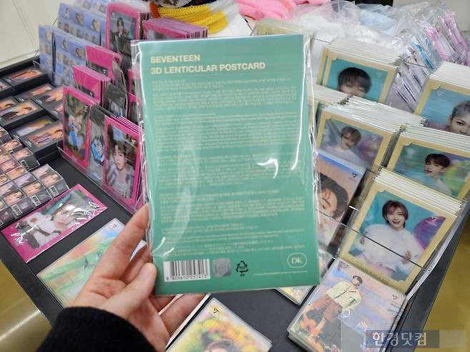 17일 서울 중구 명동의 한 케이팝 굿즈숍(기념품 판매점)에서 판매하는 그룹 세븐틴 포토카드에 가격이 표시돼 있지 않고 있다. 포토카드에는 홀로그램 정품 인증 스티커가 붙어있다. /사진=박수빈 기자