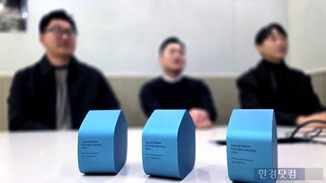 지난 16일 서울 서초구 오늘의집 사무실에서 인터뷰 중인 김도형 에이치디자인 대표, 양진관 모넬로 대표, 정영석 텐디자인 대표 앞에 인테리어 파트너 어워즈에서 받은 상패가 놓여있다. 사진=신용현 기자