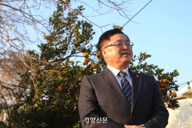 제주평화인권헌장 도민참여단에서 도민들과 함께 헌장 초안을 만든 홍창부 제주4·3희생자유족회 부회장이 지난달 20일 제주도 제주시 한 카페 앞에서 하늘을 보고 있다. 제주|조해람 기자
