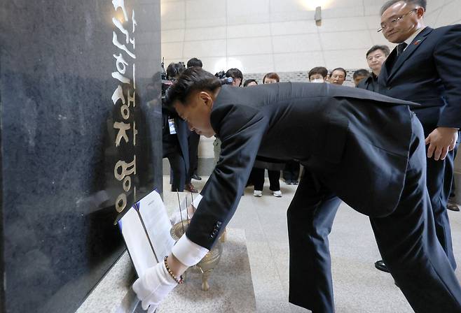 오영훈 제주도지사가 지난해 12월10일 제주시 봉개동 제주4·3평화공원에서 열린 제주평화인권헌장 선포식 후 위패봉안실을 찾아 평화인권헌장을 봉헌하고 있다. 연합뉴스