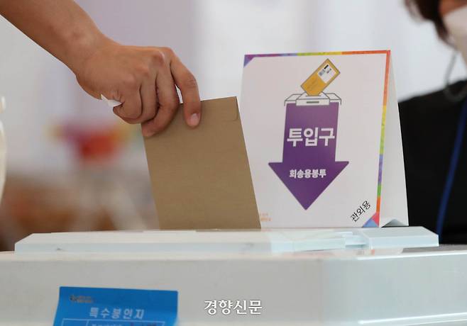 제8회 전국동시지방선거 사전투표 첫날인 2022년 5월27일 인천국제공항 제1터미널에 설치된 사전투표소에서 시민들이 투표하고 있다. 김창길 기자