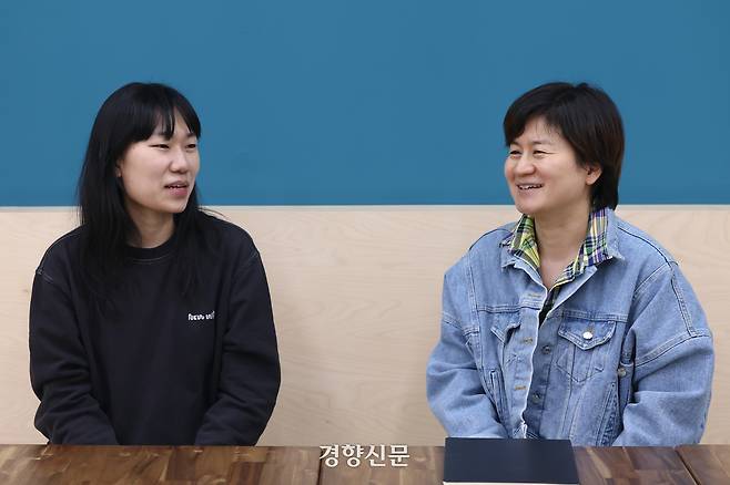 박혜민 뉴웨이즈 대표(왼쪽)와 김경미 섀도우캐비닛 대표가 지난 3일 서울 중구 경향신문 본사에서 인터뷰를 앞두고 대화를 나누고 있다. 성동훈 기자