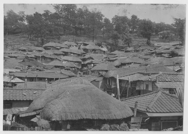 1960년대 말 수도국산 달동네 전경(이광환 작가). 수도국산 달동네 박물관 제공