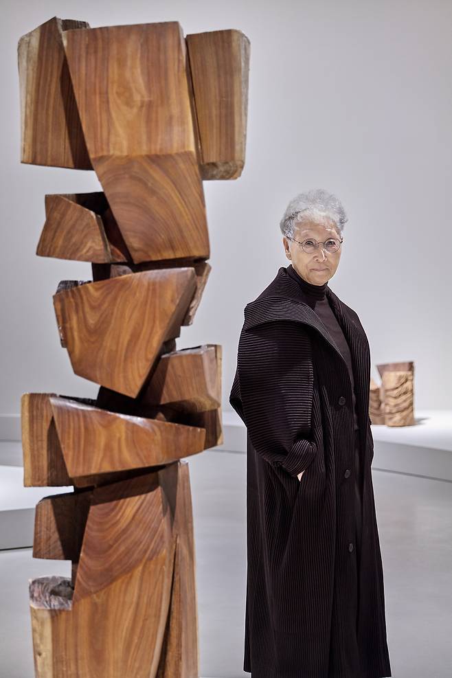 Kim Yum-shin poses with her artwork, “Add Two Add One, Divide Two Divide One” (1987–88) [HOAM MUSEUM OF ART]