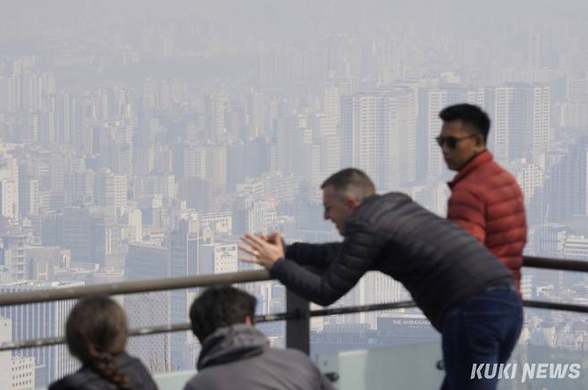 초미세먼지 농도가 ‘나쁨’ 상태를 보인 17일 서울 용산구 남산공원에서 바라본 도심이 뿌옇다.