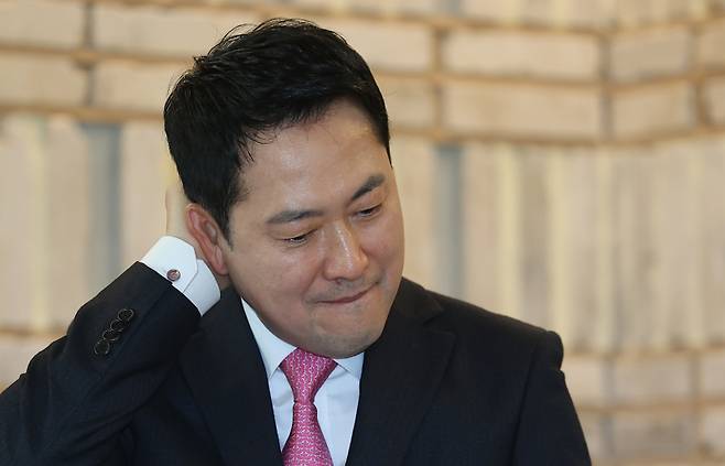 장동혁 국민의힘 대표가 17일 서울 마포구 북카페 채그로에서 열린 '난임부터 보육까지, 맘편한 현장소통 간담회'에서 발언을 경청하고 있다. 연합뉴스