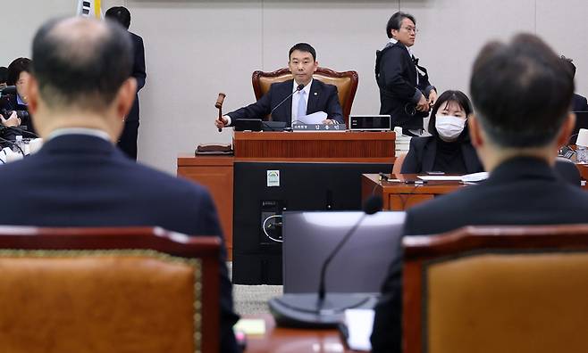 김용민 소위원장이 17일 국회에서 열린 법제사법위원회 법안심사1소위원회에서 안건을 상정하고 있다. 연합뉴스