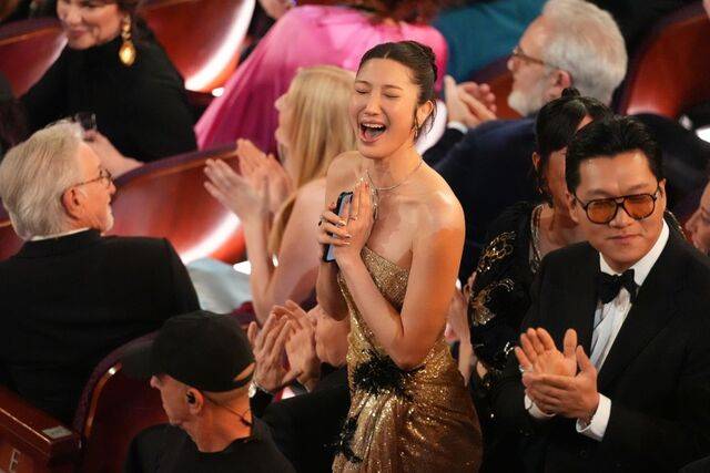 15일(현지시간) 미국 로스앤젤레스 할리우드 돌비극장에서 열린 제98회 아카데미 시상식에서 ‘케이팝 데몬 헌터스’의 OST ‘골든’이 주제가상 수상작으로 호명되자 이 노래를 만들고 부른 이재가 환호하고 있다. 그는 “어릴 때 사람들은 내가 K팝을 좋아한다고 놀렸지만 지금은 모두가 우리 노래를 따라 부른다. 정말 자랑스럽다”고 말했다. ‘케데헌’은 이날 장편 애니메이션상도 받았다. AP뉴시스