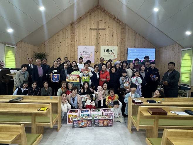80대 노인 4명만 남았던 산골 교회가 매주 50여 명이 모이는 공동체로 성장했다. 지난 절기 예배 후 전 세대 성도들이 모여 환하게 웃으며 기념 촬영을 하고 있는 모습. 인 목사 제공