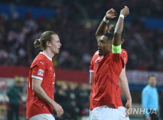오스트리아 축구대표팀 캡틴 다비드 알라바(오른쪽) / 사진=연합뉴스