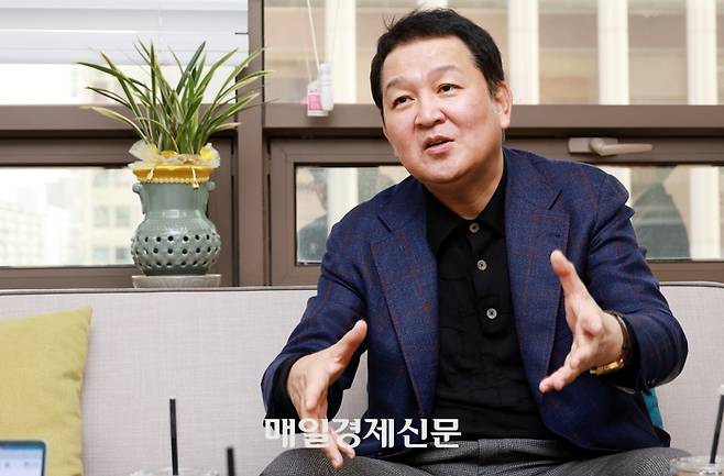 박건영 브레인자산운용 사장이 지난 12일 서울 여의도 사무실에서 인터뷰를 하고 있다. 김재훈 기자