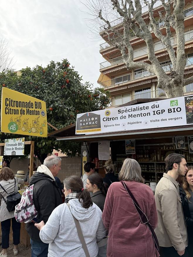 공예품 박람회에서 레몬 제품을 구경하는 참가자들.  /사진= 강예신 여행+ 기자