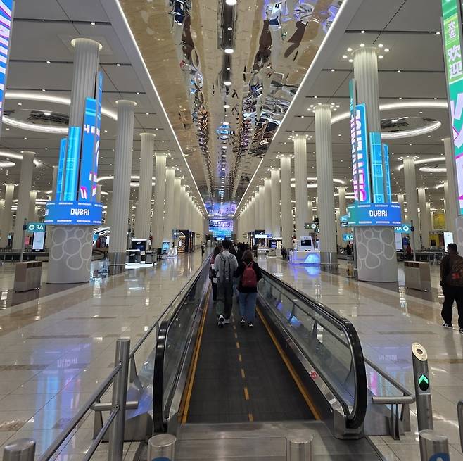 두바이 공항 내 모습. 이란 미사일과 드론 공격 시도로 폐쇄와 재개를 반복하고 있다.