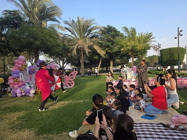 두바이는 표면상으로는 평상시와 같다. 카페는 열려 있다. 파티도 열린다.