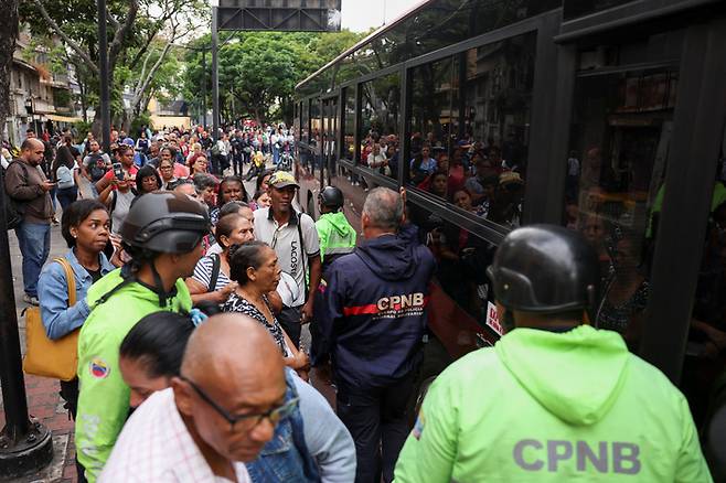 16일(현지시간) 베네수엘라 카라카스에서 운임 인상을 요구하며 교통 노조가 운행을 중단해 시민들이 혼란을 겪고 있다. [로이터=연합뉴스]