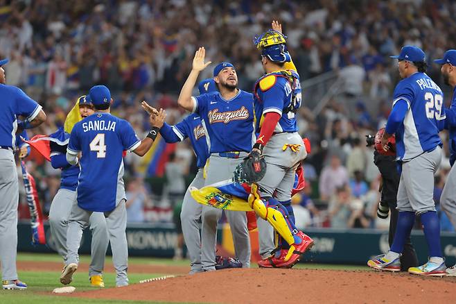 베네수엘라 야구대표팀 선수들이 17일 열린 WBC 준결승전에서 이탈리아를 꺾은 뒤 마운드에 모여 기뻐하고 있다. 로이터연합뉴스
