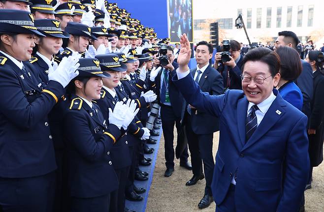 이재명 대통령이 17일 충남 아산 경찰대학에서 경위·경감 합동임용식을 마친 신임 경찰관들과 인사하고 있다. [연합뉴스]