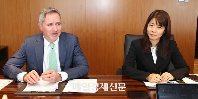 크리스토프 하만 한국머크 헬스케어 대표(왼쪽)와 야팅 레이 머크그룹 글로벌 사업 개발 및 라이선싱(BD&L) 디렉터는 지금이 ‘K바이오가 세계로 비상할 최적의 타이밍’이라며 최적의 파트너링 전략을 제안했다. <이승환 기자>