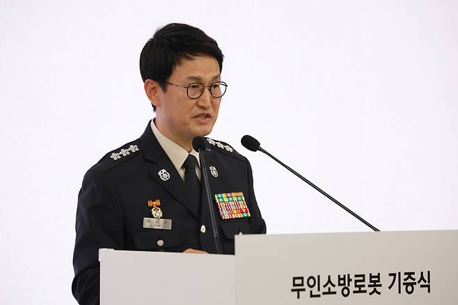 지난 달 현대차그룹 무인소방로봇 기증식에서 인사말을 하는 김승룡 소방청장. [연합뉴스]

<저작권자(c) 연합뉴스, 무단 전재-재배포, AI 학습 및 활용 금지>