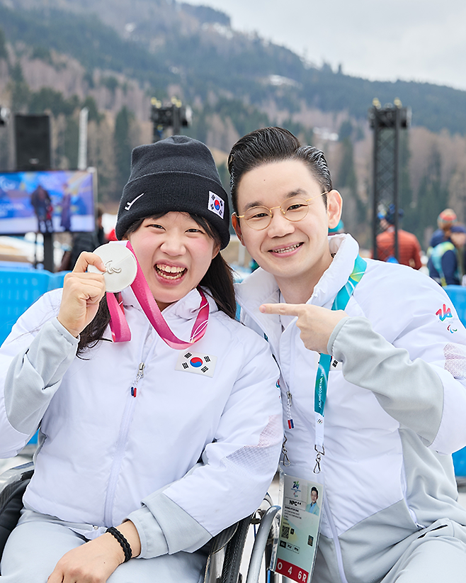 배동현 이사장(오른쪽)이 김윤지 선수(왼쪽)와 기념 촬영을 하고 있다. 사진=BDH재단