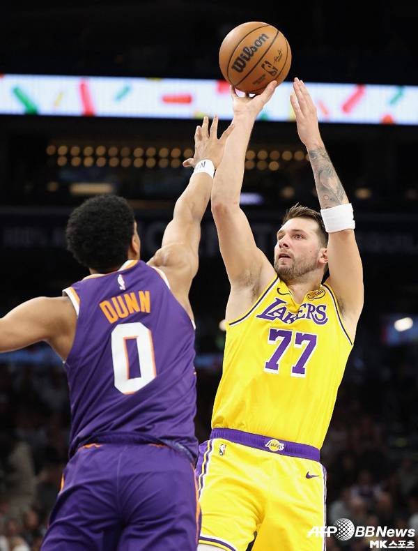 돈치치가 슛을 시도하고 있다. 사진(美 피닉스)=ⓒAFPBBNews = News1