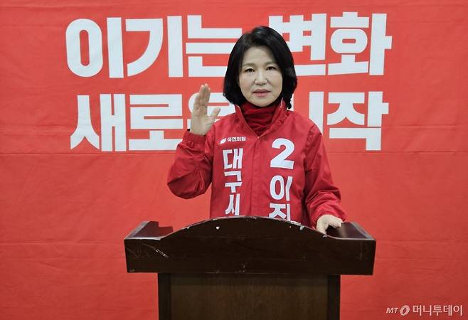 [대구=뉴시스] 정창오 기자=6·3 지방선거에서 대구시장 출마를 선언한 이진숙 전 방송통신위원장이 12일 오전 국민의힘 대구시당에서 대구·경북 행정통합 관련 기자회견을 하고 있다. 2026.03.12 jco@newsis.com /사진=정창오
