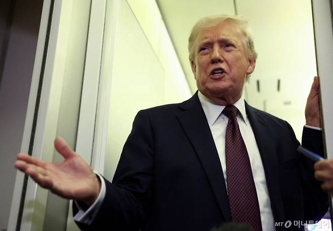 (로이터=뉴스1) 윤다정 기자 = 도널드 트럼프 미국 대통령이 15일(현지시간) 워싱턴DC로 돌아오는 에어포스원(미 대통령 전용기)에서 기자들과 대화하고 있다. 2026.03.15.  ⓒ 로이터=뉴스1  Copyright (C) 뉴스1. All rights reserved. 무단 전재 및 재배포,  AI학습 이용 금지. /사진=(로이터=뉴스1) 윤다정 기자