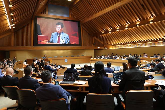 신상진 성남시장이 16일 태국 방콕 유엔컨퍼런스센터에서 열린 유엔지역개발센터(UNCRD) 지속가능교통(EST) 아시아지역 회의에서 성남형 미래 모빌리티 정책을 발표하고 있다./사진제공=성남시
