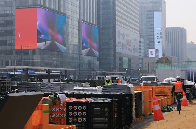 지난 16일 서울 광화문장에서 관계자들이 방탄소년단(BTS)의 컴백 라이브 공연 무대를 설치하고 있다. 약 3년 9개월 만에 컴백하는 방탄소년단(BTS)의 공연은 오는 21일 오후 8시 광화문광장에서 ‘BTS 컴백 라이브: 아리랑(ARIRANG)’이라는 타이틀로 개최된다./사진=(서울=뉴스1) 임세영 기자