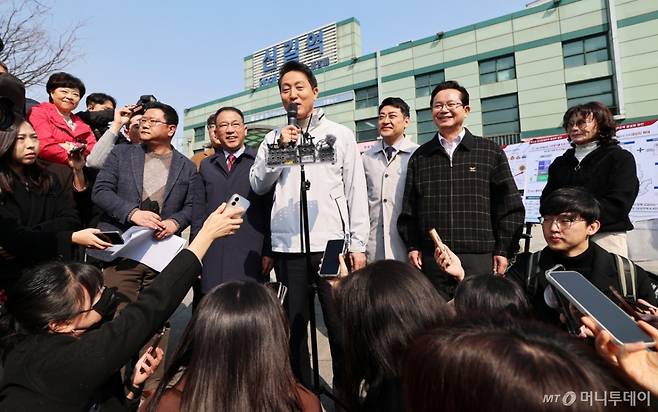 (서울=뉴스1) 오대일 기자 = 오세훈 서울시장이 17일 서울 영등포구 신길역세권 장기전세주택 건립 현장을 방문해 역세권 주택 활성화 방안을 발표하고 있다. 2026.3.17/뉴스1  Copyright (C) 뉴스1. All rights reserved. 무단 전재 및 재배포,  AI학습 이용 금지. /사진=(서울=뉴스1) 오대일 기자