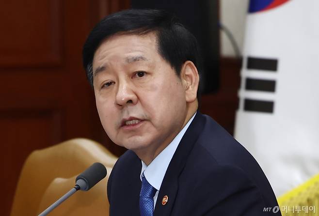 (서울=뉴스1) 김민지 기자 = 구윤철 경제부총리 겸 재정경제부 장관이 12일 오후 서울 종로구 정부서울청사 영상회의실에서 열린 '민생물가 특별관리 관계장관 TF 회의'에서 석유 최고가격제 시행 등을 발표하고 있다.  왼쪽부터 김정관 산업통상자원부 장관, 구 부총리, 송미령 농림축산식품부 장관. 2026.3.12/뉴스1  Copyright (C) 뉴스1. All rights reserved. 무단 전재 및 재배포,  AI학습 이용 금지. /사진=(서울=뉴스1) 김민지 기자