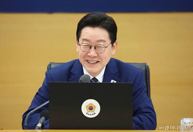 [세종=뉴시스] 고범준 기자 = 이재명 대통령이 17일 세종시 정부세종청사에서 열린 국무회의에서 발언하며 환하게 웃고 있다. 2026.03.17. bjko@newsis.com /사진=