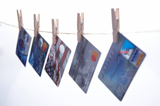 국내 카드사들이 가맹점 수수료율 동결과 조달비용 상승, 대출 규제 강화 등으로 수익성 압박이 커지는 가운데서도 지난해 실적을 반영한 배당을 유지하거나 일부 확대하면서 업계의 부담이 더 커지고 있다는 지적이 나온다. 사진은 신용카드 이미지./사진=클립아트코리아