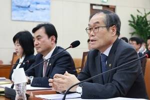 이용철(오른쪽) 방위사업청장이 17일  오후 국회 국방위원회 전체회의에 출석해 의원 질의에 답변하고 있다. 뉴시스 제공