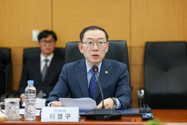 이명구 관세청장이 17일 초국가범죄 자금의 불법적인 국제간 이동에 공동 대응하기 위한 민·관 협력 업무협약(MOU) 체결식에서 모두 발언을 하고 있다. 관세청 제공