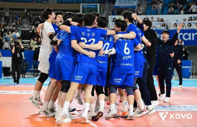 2023-2024시즌 6R 맞대결 당시 환호하는 삼성화재 선수들./KOVO