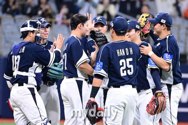 9일 오후 서울 구로구 고척스카이돔에서 진행된 '2025 NAVER K-BASEBALL SERIES' 대한민국-체코와의 평가전 경기. 대한민국 선수단이 11-1로 승리한 뒤 기뻐하고 있다./마이데일리