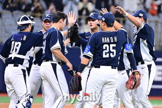 9일 오후 서울 구로구 고척스카이돔에서 진행된 '2025 NAVER K-BASEBALL SERIES' 대한민국-체코와의 평가전 경기. 대한민국 선수단이 11-1로 승리한 뒤 기뻐하고 있다./마이데일리