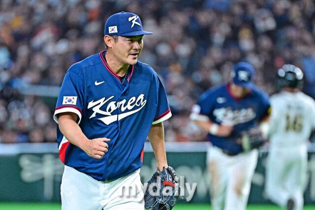 9일 일본 도쿄돔에서 열린 2026 월드 베이스볼 클래식(WBC) 조별리그 한국-호주 경기. 노경은이 3회 무실점 수비를 마치고 기빠하고 있다./마이데일리