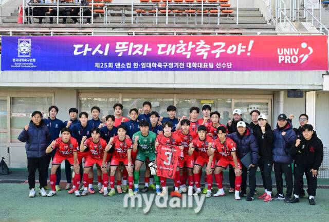 한국 대학 축구 대표팀이 경기 전 승리를 다짐하고 있다 / 나고야(일본) = 유진형 기자 zolong@mydaily.co.kr