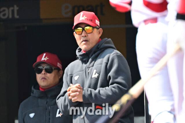 17일 인천 SSG랜더스필드에서 열린 '2026 신한 SOL BANK KBO리그' SSG 랜더스와 삼성 라이온즈 시범경기. SSG 이숭용 감독이 1회말 1사 1루 최정의 투런포에 기뻐하고 있다./인천 = 한혁승 기자