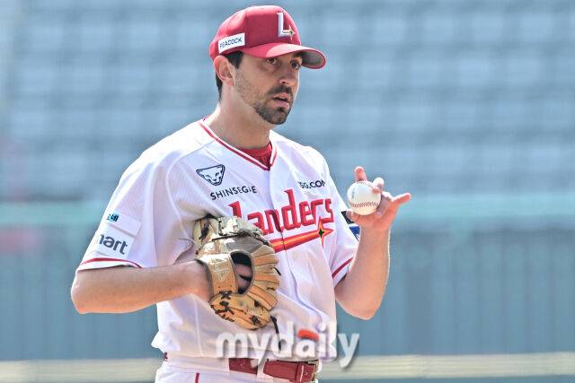 17일 인천 SSG랜더스필드에서 열린 '2026 신한 SOL BANK KBO리그' SSG 랜더스와 삼성 라이온즈 시범경기. SSG 베니지아노가 1회초 선발 투수로 나와 힘차게 투구하고 있다./인천 = 한혁승 기자