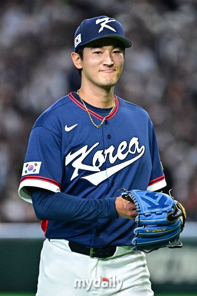 7일 일본 도쿄돔에서 열린 2026 월드 베이스볼 클래식(WBC) 조별리그 한국-일본 경기.선발 투수 고영표가 2회말 수비를 마치고 더그아웃으로 들어가고 있다./마이데일리